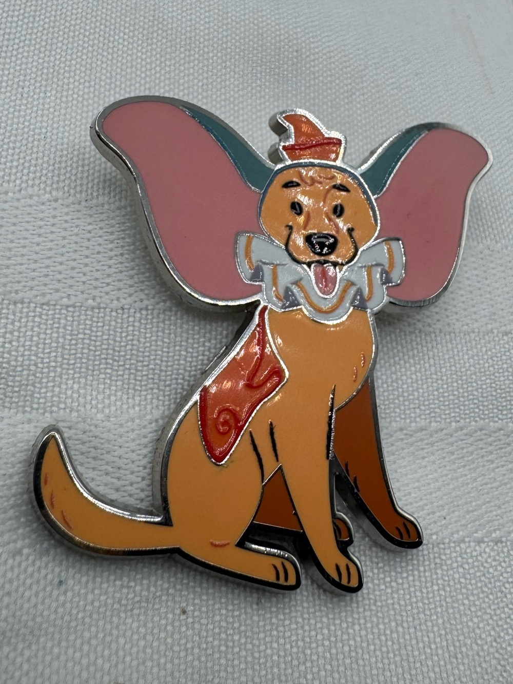 Disney trading pin golden retriever Labrador dog Dumbo halloween limited release